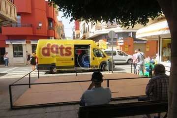 Operarios municipales desmontan la terraza ilegal de la calle de Alonso Quesada/TA.